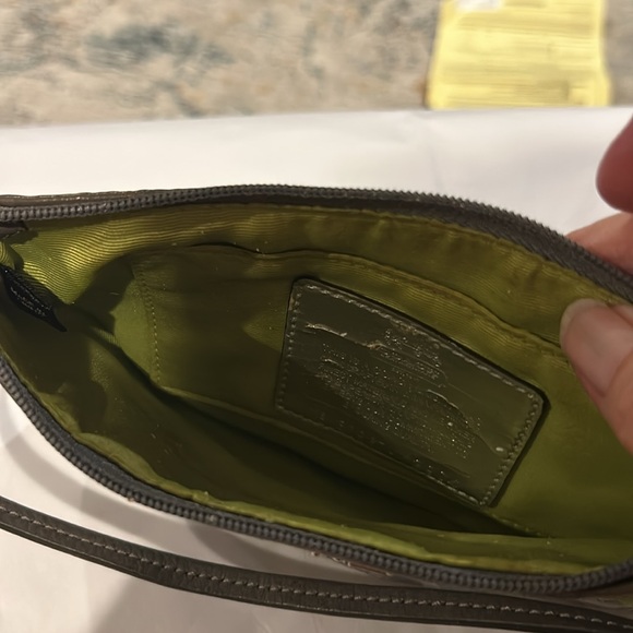 Coach satine green mini bag or wristlet 9” x 5” zipper closure in her pocket - Picture 8 of 10